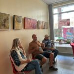 Besucher vor der Vernissage